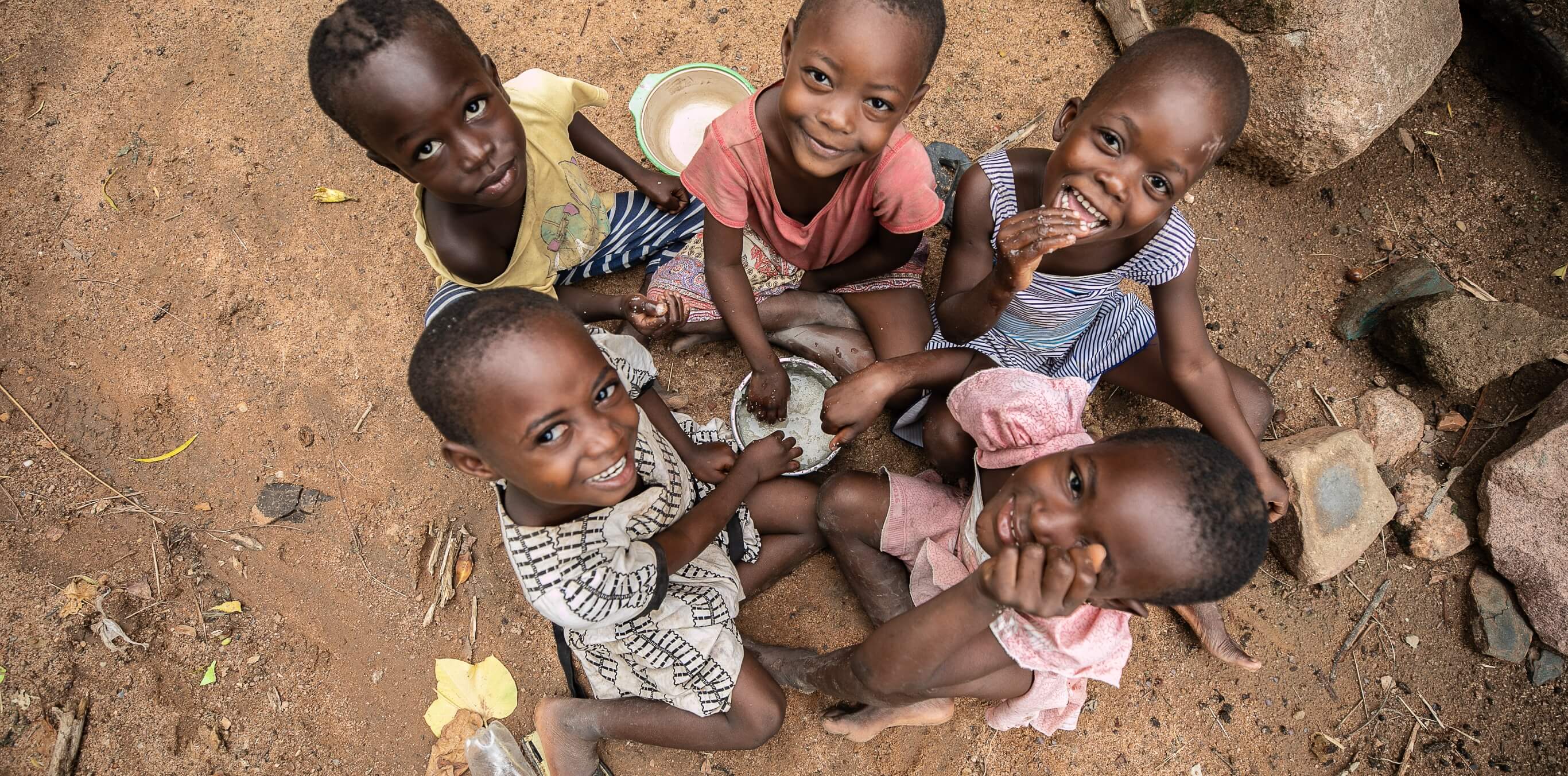 ガーナ トンゴ地区でフォニオという穀物で作られたお粥を食べる子どもたち